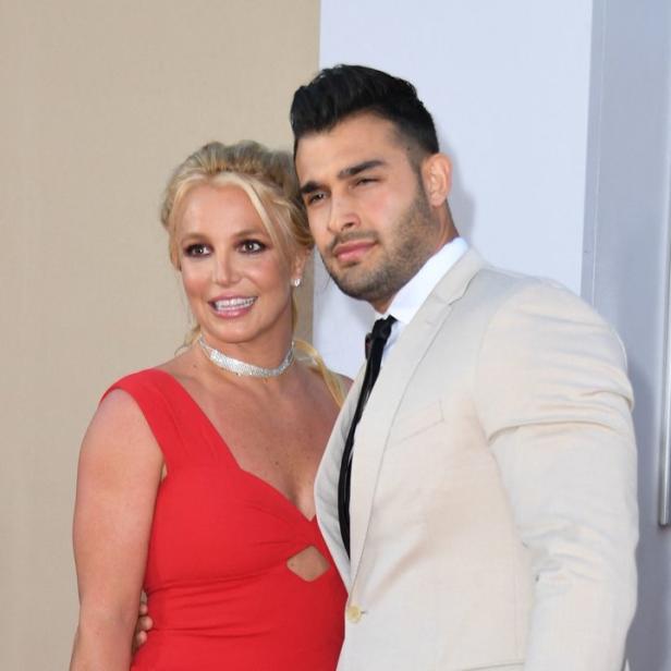 Britney Spears und Sam Asghari posieren zusammen.