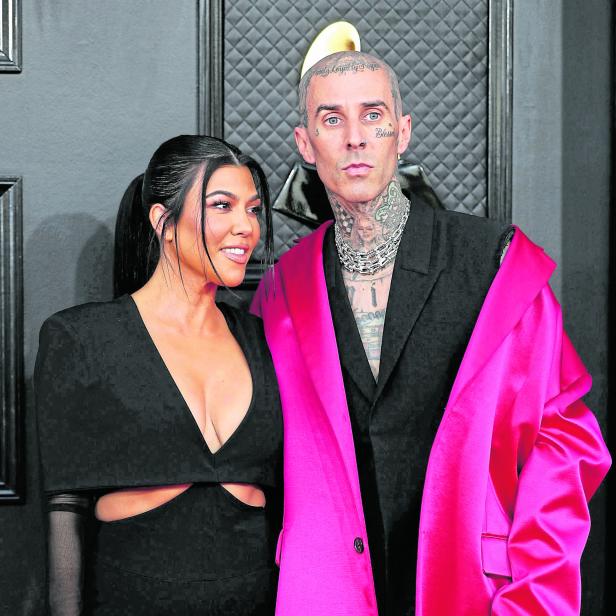 Kourtney Kardashian und Travis Barker posieren zusammen.