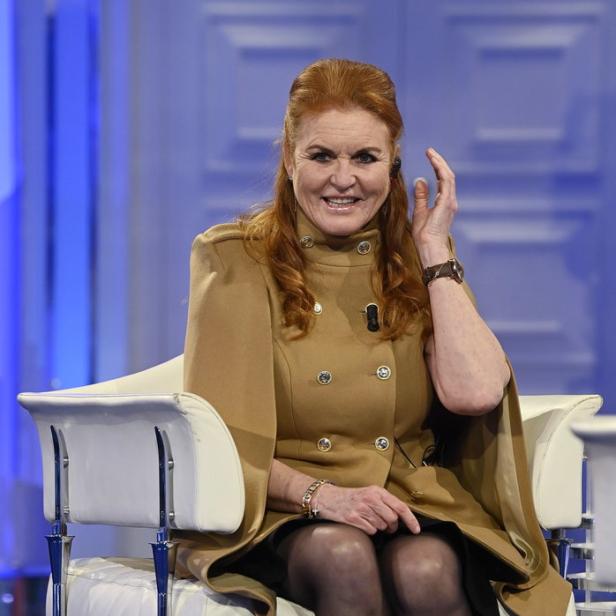 Sarah Ferguson sitzt auf einem weißen Sessel in einem Fernsehstudio.