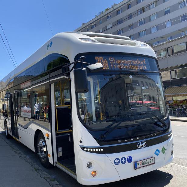 Ein Wasserstoff-betriebener Bus der Wiener Linien steht an einer Haltestelle.