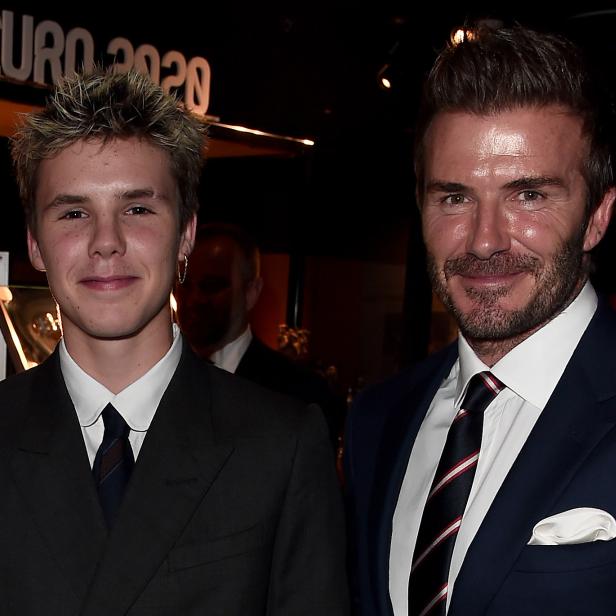 David Beckham posiert mit seinem Sohn Romeo für ein Foto.