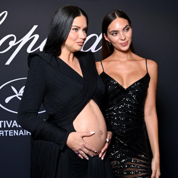 Adriana Lima posiert mit einer anderen Frau vor einer Chopard-Wand während des Filmfestivals in Cannes.