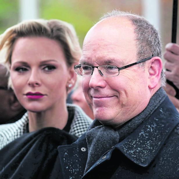 Fürst Albert II. und Fürstin Charlène von Monaco bei einer Veranstaltung im Freien.