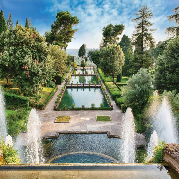 Ein langer, terrassenförmig angelegter Garten mit Wasserspielen und üppiger Vegetation.