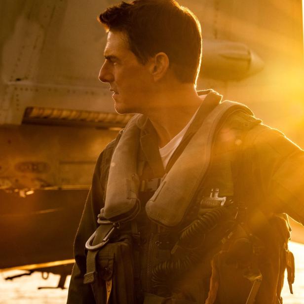 Tom Cruise in seiner Rolle als Kampfpilot vor einem Kampfjet.