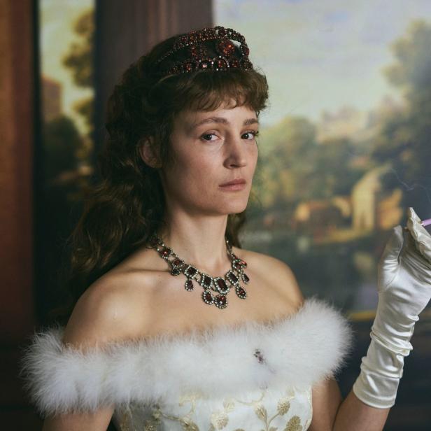 Kaiserin Elisabeth von Österreich mit Krone, Halskette und Zigarette.