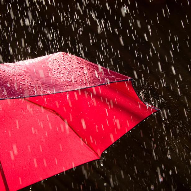 Ein roter Regenschirm im Regen.