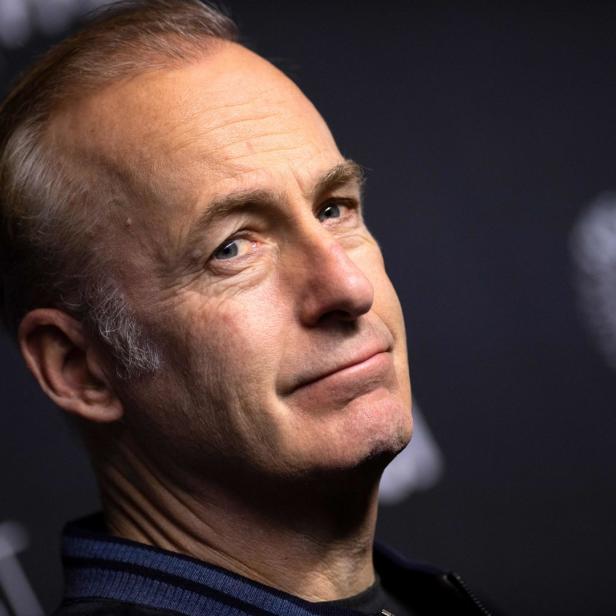 Porträt von Bob Odenkirk vor einem dunklen Hintergrund.