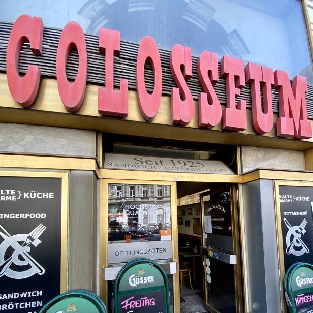 Das Colosseum, ein Café und Sandwich-Laden, mit Tagesangeboten auf Tafeln vor dem Eingang.