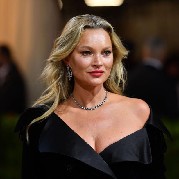 Kate Moss in einem schwarzen Kleid bei der Met Gala.