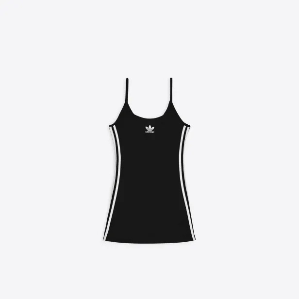 Ein schwarzes Minikleid mit weißen Streifen und Logos von Adidas und Balenciaga.