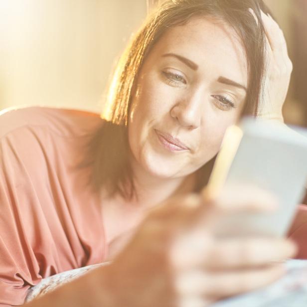 Frau sucht auf Tinder nach einem Partner.