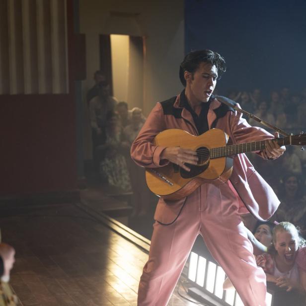 Austin Butler als Elvis Presley auf der Bühne mit Gitarre vor Publikum.