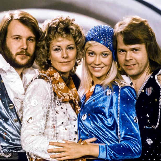 Die schwedische Popgruppe ABBA in ihren extravaganten Kostümen.