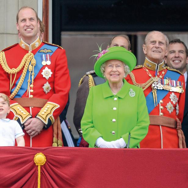 Mitglieder der königlichen Familie auf einem Balkon, darunter Königin Elisabeth II. und Prinz William.