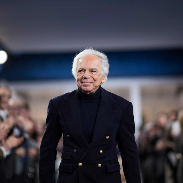 Ralph Lauren nimmt den Applaus des Publikums bei einer Modenschau entgegen.