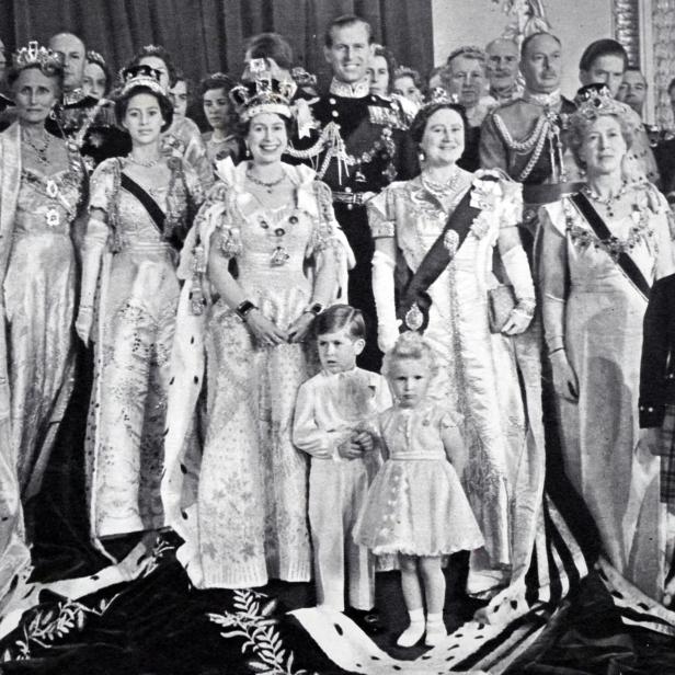 Ein formelles Gruppenfoto der britischen Königsfamilie mit Königin Elizabeth II. im Zentrum.