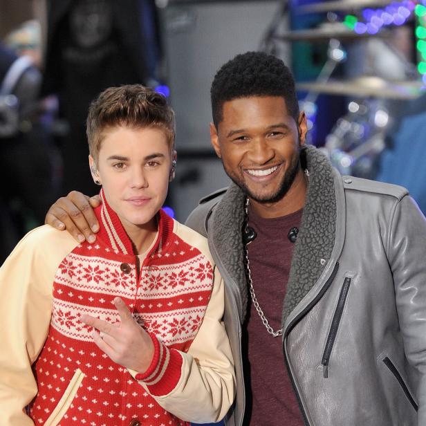 Justin Bieber und Usher posieren zusammen für ein Foto.