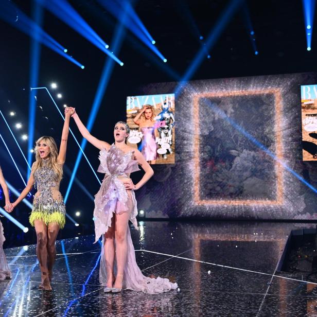Heidi Klum mit den Gewinnerinnen von „Germany’s Next Topmodel“ auf der Bühne.