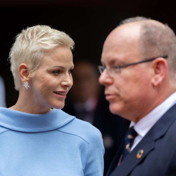 Fürstin Charlène und Fürst Albert von Monaco im Gespräch.