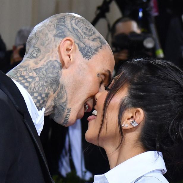 Travis Barker und Kourtney Kardashian küssen sich.
