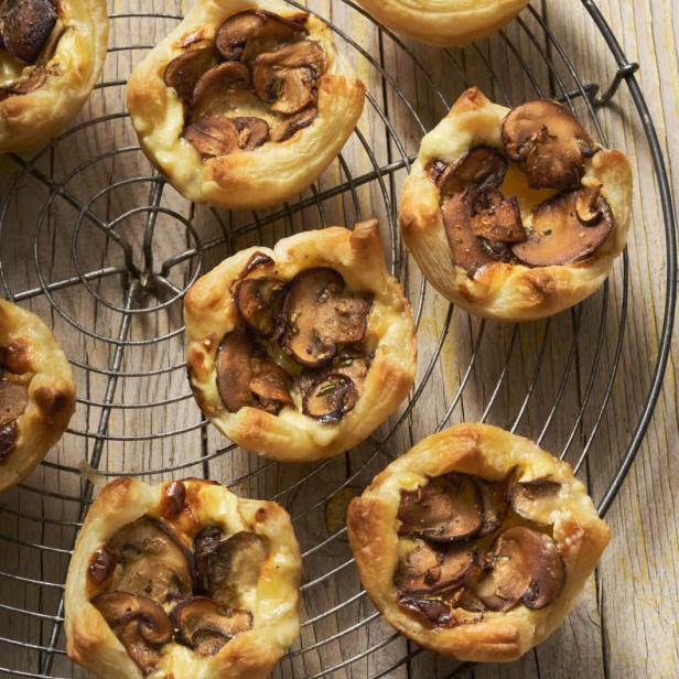 Mehrere Pilz-Tartelettes auf einem Kühlgitter.