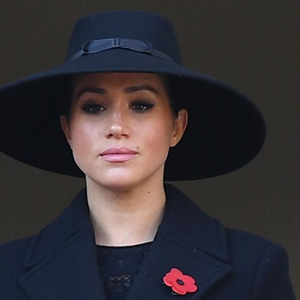 Meghan, Herzogin von Sussex, mit einem schwarzen Hut und einer Mohnblume am Revers.