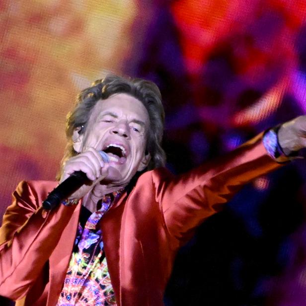 Mick Jagger singt mit erhobenem Zeigefinger auf der Bühne.