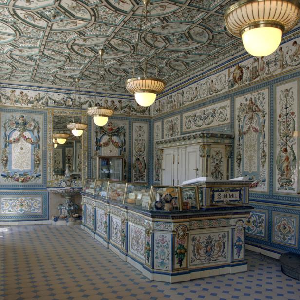 Ein aufwendig dekorierter Innenraum eines historischen Geschäfts mit blau-weißen Fliesen und Ornamenten.