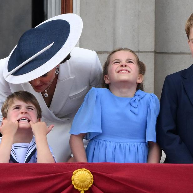 Prinz Louis macht Grimassen, während Prinzessin Charlotte und Prinz George zusehen.