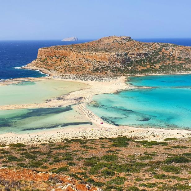 Blick auf die Lagune von Balos auf Kreta mit türkisfarbenem Wasser und einer Sandbank.