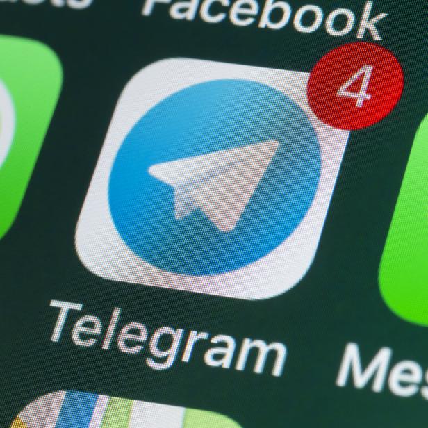 Telegram, WhatsApp, Nachrichten und andere Telefon-Apps auf einem iPhone-Bildschirm.