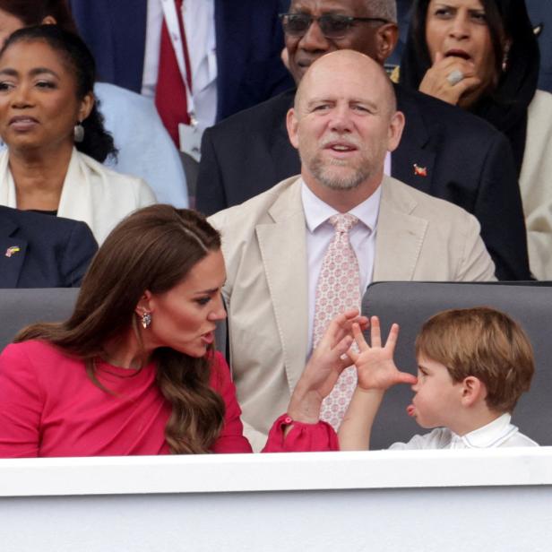 Prinz Louis zieht Grimassen, während Kate Middleton neben ihm sitzt.