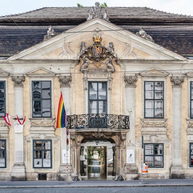 Das prachtvolle Gebäude des Filmarchivs Austria in Wien mit Regenbogenflagge.
