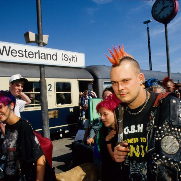 Eine Gruppe Punks wartet am Bahnhof Westerland (Sylt) auf ihren Zug.