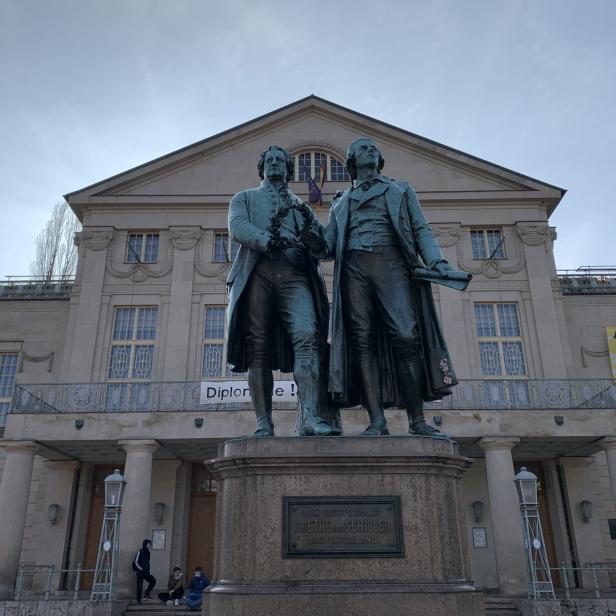 Das Goethe-Schiller-Denkmal vor dem Deutschen Nationaltheater in Weimar.