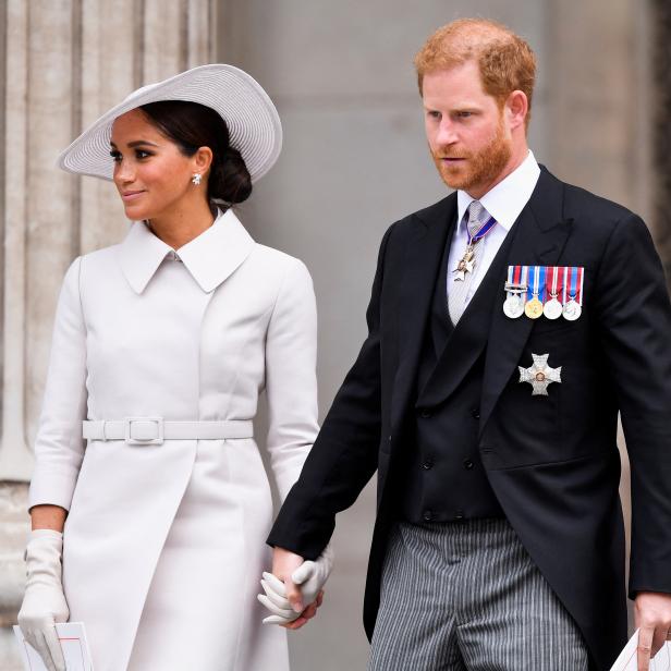 Meghan und Prinz Harry verlassen den Gottesdienst in der St Paul's Kathedrale in London.