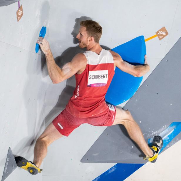 Jakob Schubert beim Klettern während eines Wettkampfs.