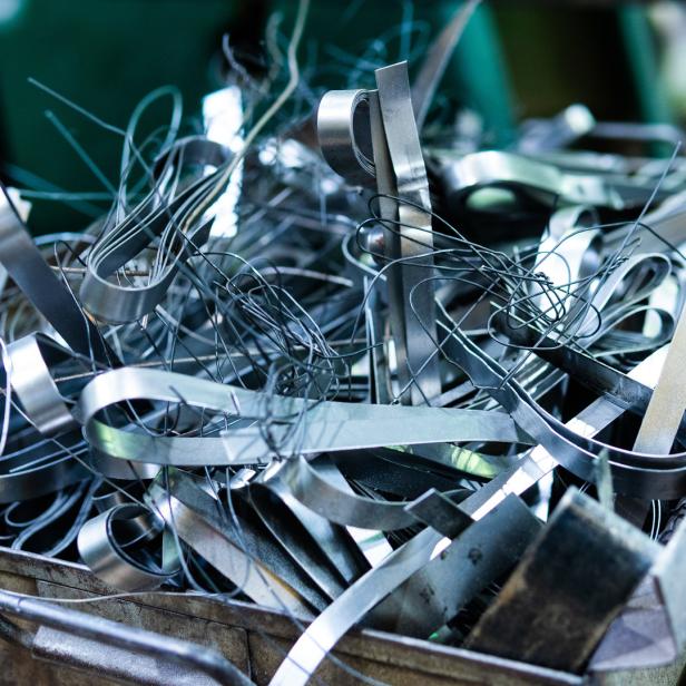 Ein Behälter gefüllt mit Metallabfällen und -spänen.