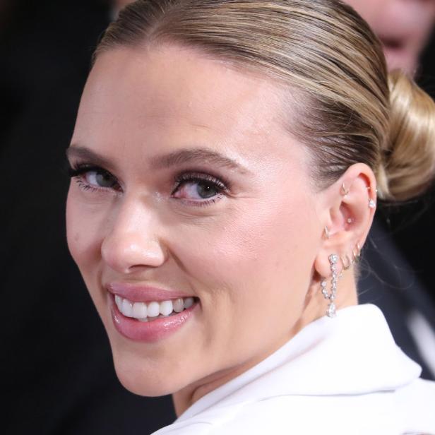 Nahaufnahme von Scarlett Johansson, die lächelt und Ohrringe trägt.