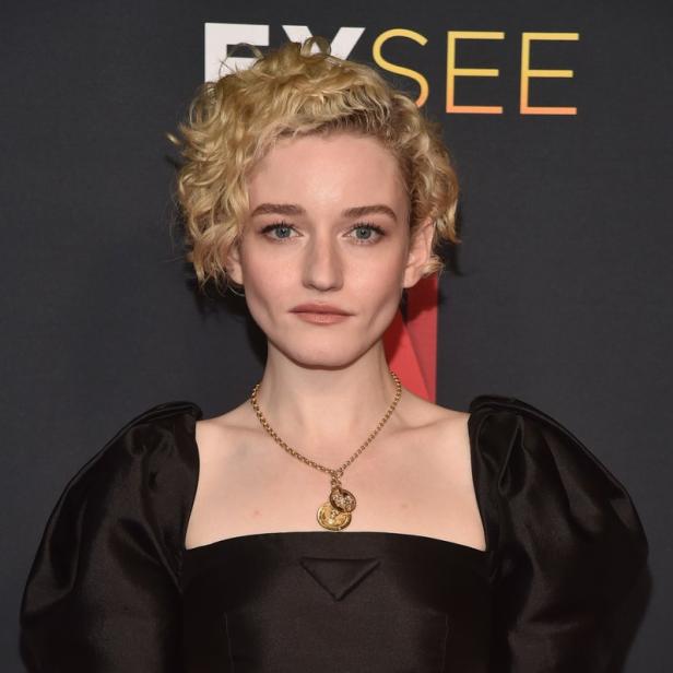Julia Garner auf dem roten Teppich in einem schwarzen Top mit Puffärmeln.