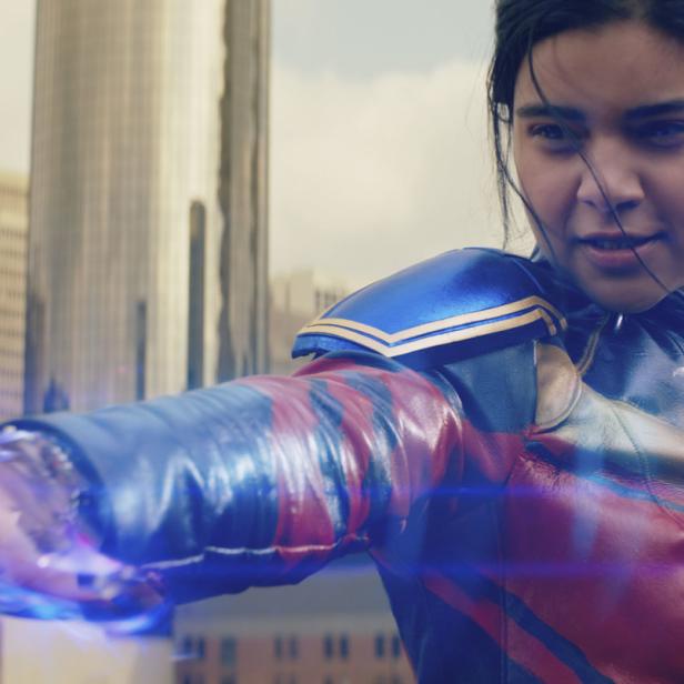 Ms. Marvel setzt ihre kosmischen Kräfte vor einer Skyline ein.