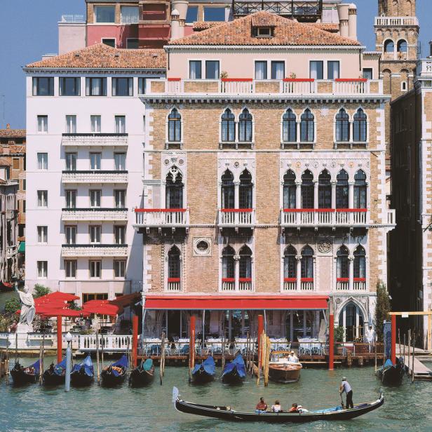 Eine Gondel fährt auf dem Canal Grande in Venedig entlang.