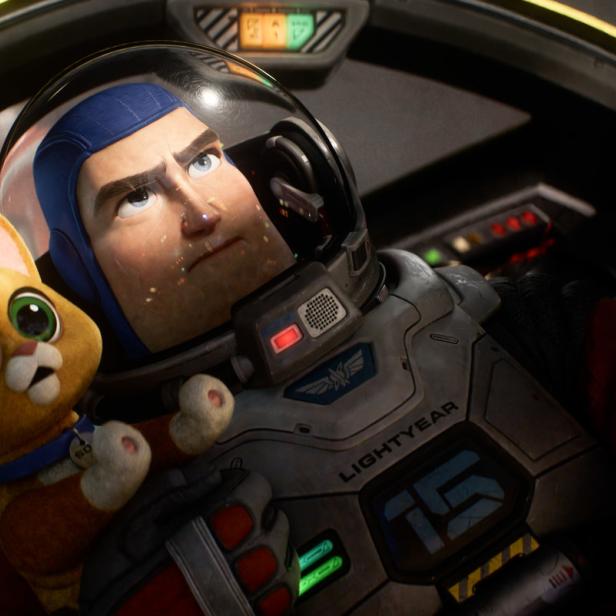 Buzz Lightyear hält Sox, die Roboterkatze, im Cockpit eines Raumschiffs.