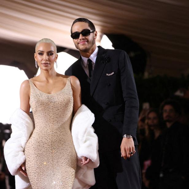 Kim Kardashian und Pete Davidson auf dem roten Teppich.