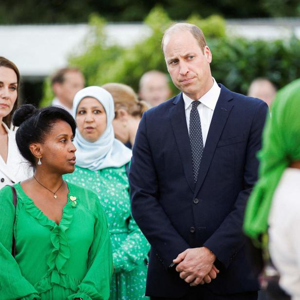 Prinz William und Prinzessin Kate bei einer Veranstaltung im Freien mit anderen Gästen.
