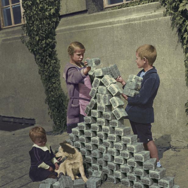 &quot;Spielgeld&quot;: Kinder stapeln um 1923 das wertlos geworden Papiergeld
