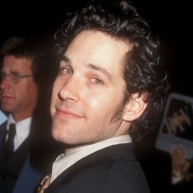 Porträt von Paul Rudd in einem dunklen Anzug.