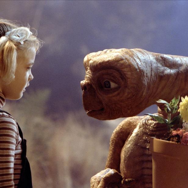 Szene aus dem Film „E.T. – Der Außerirdische“ mit E.T. und einem kleinen Mädchen.