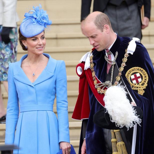 Prinz William in Robe mit Kate Middleton in blauem Kleid.